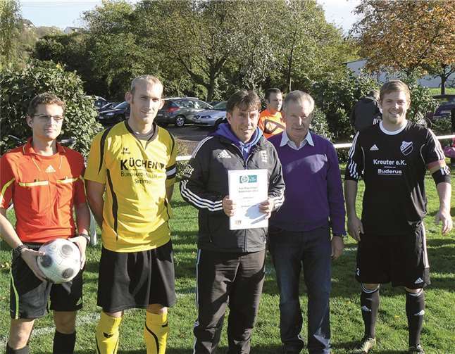 Die Ehrung vor dem Match: (v. l.) SR Daniel Richter, Christian Kleid (Kapitän SG Unzenberg), Fair-geht-vor-Sieger Robby Brace, Winfried Höfer (FV Rheinland) und Micki Parschau (Kapitän des SV Niederwerth).Privat