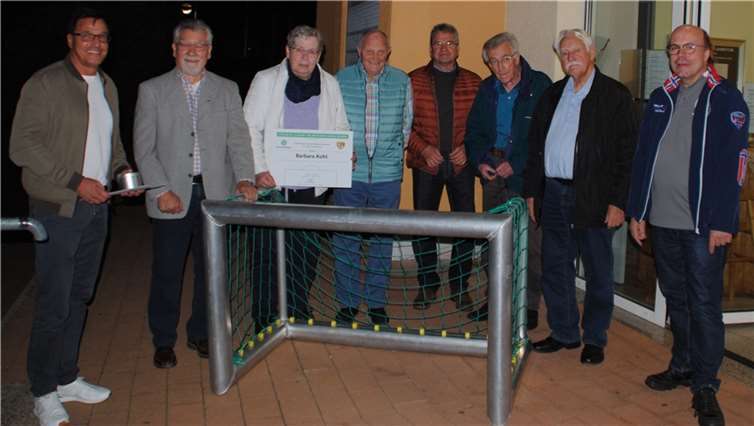 Vereinsmitglieder ausgezeichnet Die Ehrung wurde durch den Präsidenten des Fußballverbandes Rheinland Walter Desch, dem Ehrenamtsbeauftragten des Fußballkreises Koblenz Werner Kuhn und Kreisjugendleiter Ansgar Hasselberg vorgenommen.Foto:privat