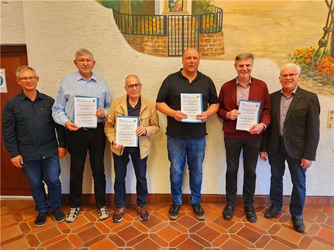 Die Ehrungen: auf dem Bild von links: Vorsitzender Oliver Watschounek, Lothar Renard, Ulrich Becker, Alexander Ehlert, Reinhard Fuchs, Kreisvorsitzender Günter Nerger - es fehlen: Markus Ehlert, Manfred Heimersheim und Helmut Rehkopf.