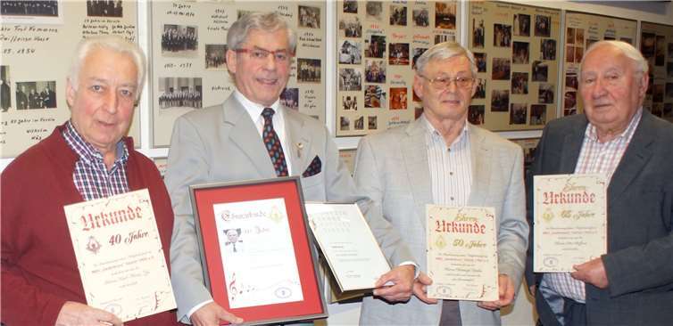Die Ehrungen von Karl-Heinz Zils Rudi Kray, Christoph Paulus und Otto Steffens (von links) standen im Mittelpunkt des diesjährigen Vereinstags des MGV „Liederkranz“ Kärlich.  JS