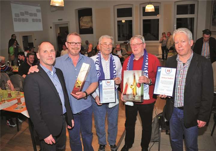 Die Ehrungen, von links: Markus Eltzschig, 30 Jahre im Verein, Lutz Baumann, 1. Vorsitzender , Richard Manhillen, 60 Jahre dabei, Leo Becker, 55 Jahre dabei und Helmut Steffens, 25 Jahre dabei. RÜ
