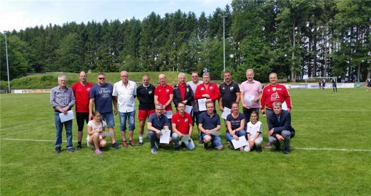 Die Ehrungen wurden vorgenommen von Jörg Müller (Fußballkreis WW-Sieg), rechts außen kniend. Daneben (v. r.) Assistentin Mia, Jessica Cziudej, Klaus Oettgen, Stefan Oettgen, Thomas Selbach (alle Ehrenbrief) Assistentin Calinda. Stehend (v. r.) Gratulant des Vereins Vorsitzender Uwe Hütt. Michael Schwamberger, Stephan Kaul, Volker Weyer, Andreas Vohl, Christian Wolf, Ralf Engel, Kay Pangert, Martin Vohl, Oliver Leicher, Andreas Weyer (alle Ehrenbrief), Horst Weyer Ehrennadel Silber.Foto: privat
