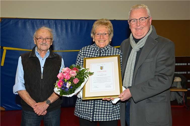 Die Ehrungsurkunde überreicht an Frau Roswitha Weicht durch den 1. Vorsitzenden Bernd Krayer und Stellvertretenden Abteilungsleiter Günter Tretscho.  Foto: Peter Seydel