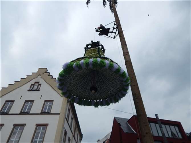 Die Eierkone schwebt nach oben.