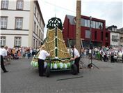 Die Eierkrone kommt am Kirmesbaum an.