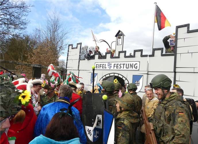 Die Eifelfestung ist abermals erfolgreich gestürmt. Invasoren und Verteidiger ve...