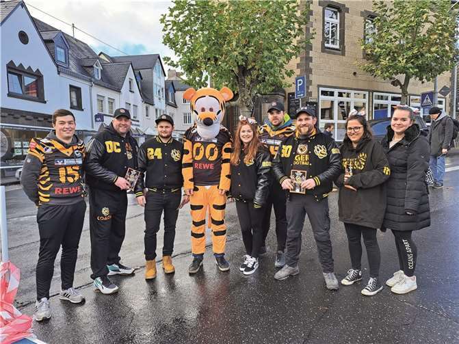 Die Eifelfootball-Mannschaft „Tigers“ aus Leienkaul und ihre MVTCheerleaders sorgten in der Poststraße für Aufsehen.