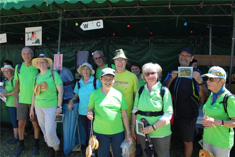 Die Eifelverein-Ortsgruppe Sinzig ließ sich eine Wanderung zum Brezelfest nicht entgehen.  Fotos: DU