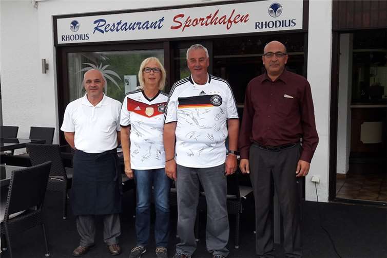 Die Eigentümer des Sportrestaurants, Monika und Fred Rörig, freuen sich gemeinsam mit Restaurantleiter „Toni“ sowie dem Chefkoch Giovanni auf viele Gäste für den guten Zweck. Foto: Privat