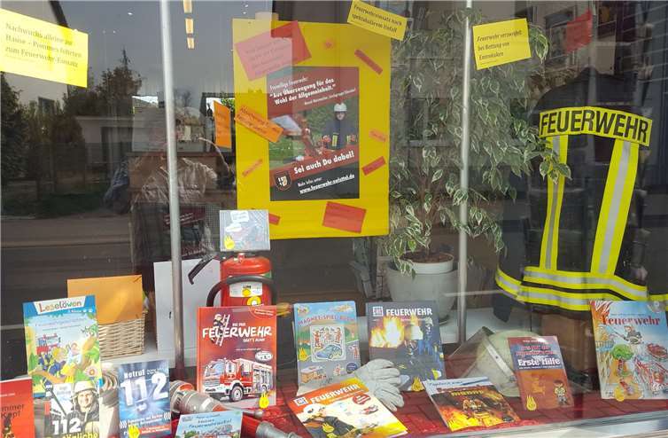 Die Eigentümerin der Odendorfer Bücherwelt Frau Müller wurde auf die derzeit laufende Werbekampagne der Feuerwehr Swistal „Sei auch Du dabei!“ aufmerksam und bot an diese durch das Motiv Feuerwehr in ihrem Schaufenster zu unterstützen.Foto: privat