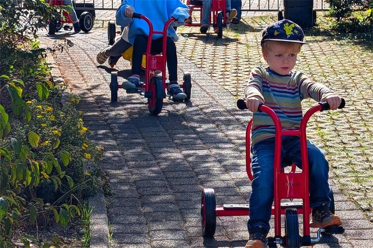 Die Eignung der neuen Fahrzeuge wurde von den Kindern gleich auf Herz und Nieren geprüft.