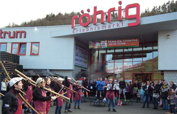 Die „Eijefaasdouedängeler“ begeisterten nicht nur die Besucher beim röhrig-Kultur-Festival, sondern sie spendeten auch die Hälfte der Gage für den Bau einer weiteren röhrig-Schule in Ruanda.Foto: röhrig
