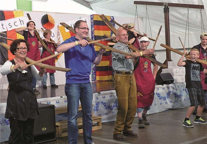Die „Eijefaasdouedängeler“ eröffneten den Frühschoppen mit ihren Darbietungen.