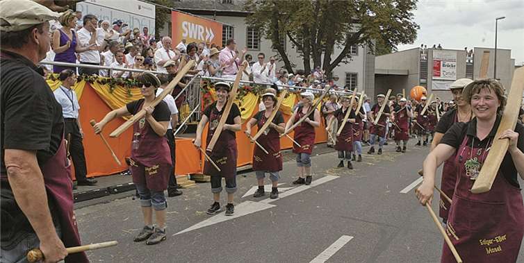 Die „Eijefassdouedängeler“ aus Ediger-Eller nahmen freudig am traditionellen Festumzug teil. WAMFO