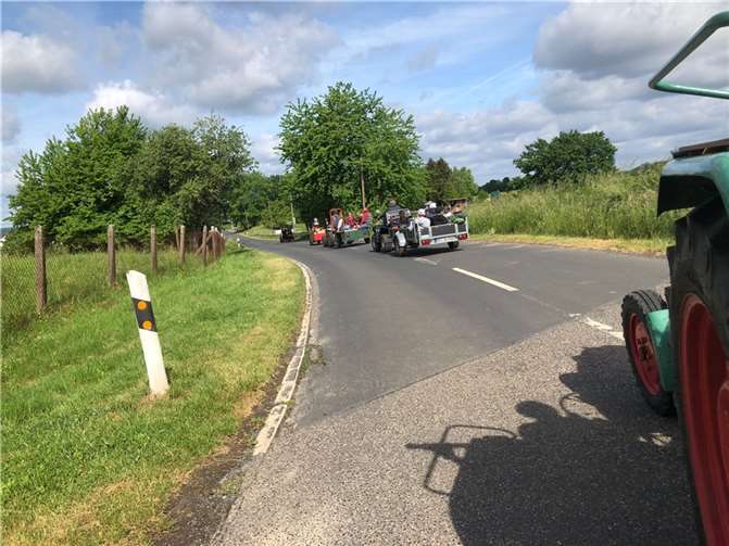 Die Einachser und Traktoren machten sich auf den Weg.  Foto: privat
