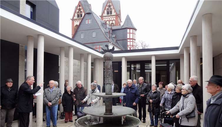 Die Einblicke in die vieldiskutierte Bischofsresidenz waren sicher der Höhepunkt des Besuches der 555er aus dem Buchfinkenland bei ihrem früheren Pfarrer Gereon Rehberg in Limburg. Foto: privat