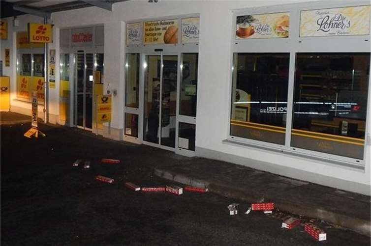 Die Einbrecher hatten auf ihrer Flucht mehrere Stangen Zigaretten verloren. Foto: Polizei