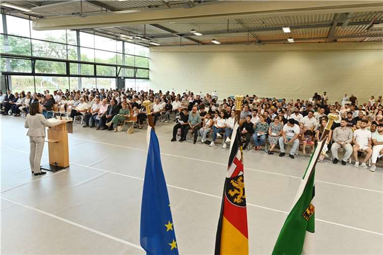 Die Einbürgerungsfeier fand im September im Peter-Joerres-Gymnasium.  Foto: Vollrath / Kreisverwaltung Ahrweiler