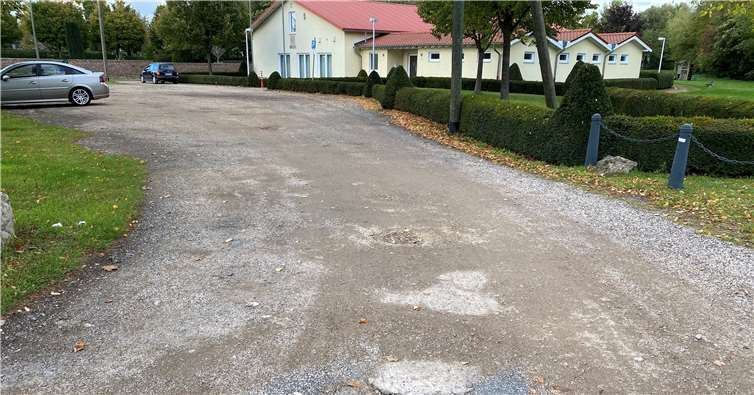 Die Einfahrt zum Parkplatz des Dorfhauses.Foto: privat