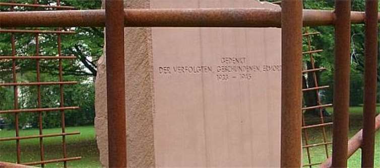 Die Einführung in die Ausstellung gibt deren Kurator und stellvertretende Vorsitzende des Fördervereins Mahnmal Koblenz Joachim Hennig.Förderverein Mahnmal e.V.