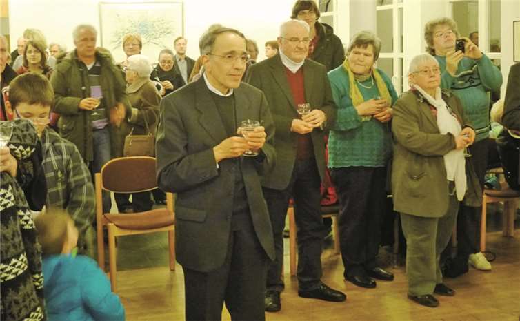 Die Einführung von Pfarrer Johannes Steffens übernahm Pfarrer Frank Klupsch im Beisein von Dechant Thieser und im Kreis vieler Konzelebranten. privat