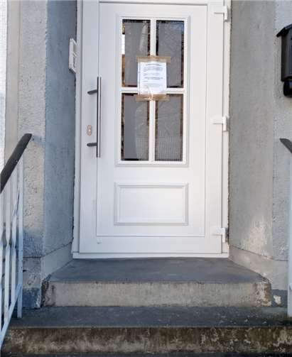 Die Eingangstür der „Alten Schule“ bleibt zu. Foto: privat