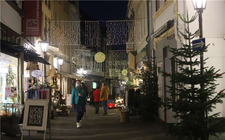Die Eingangstüren der Geschäfte verwandelten sich in kleine Weihnachtsbüdchen.