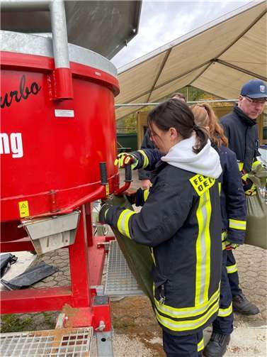 Die Einheiten Lierschied-Auel und Oelsberg wurden deshalb vor kurzem durch das THW geschult, um in Zukunft im Einsatzkonzept „Sandsackreserve“ des Rhein-Lahn Kreises mitzuwirken. Foto: Kreisverwaltung/BKS