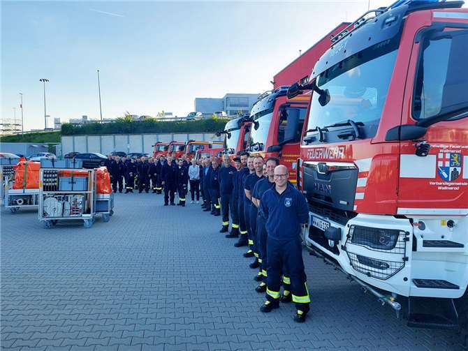 Die Einheiten der Waldbrandzüge Nord und Süd waren zur Übergabe der Rollcontainer nach Selters gekommen.  Foto: Kreisverwaltung/Carolin Faller