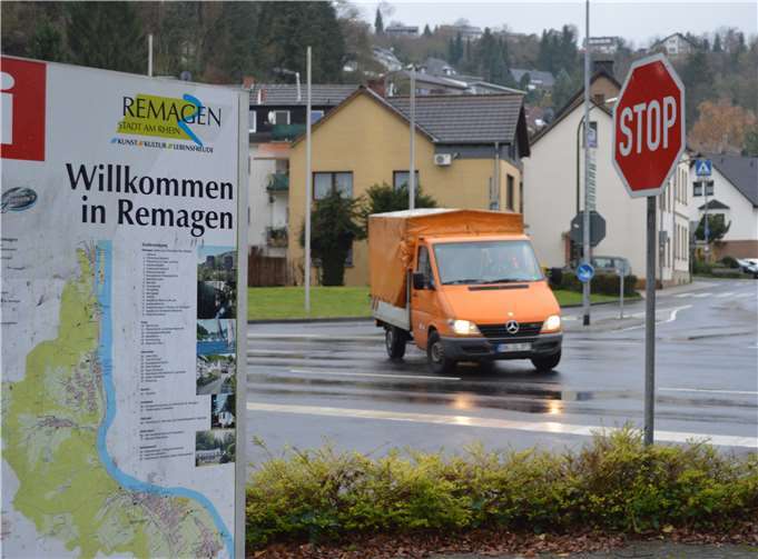 Die Einmündung der Bergstraße auf die B9: Ein Linksabbiegen in Richtung Bonn zu Hauptverkehrszeiten ist nur ganz schwer möglich.AB