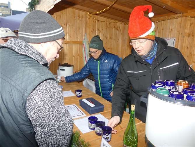 Die Einnahmen am SPD-Glühweinstand kommen dem Förderverein Flüchtlingshilfe zugute.