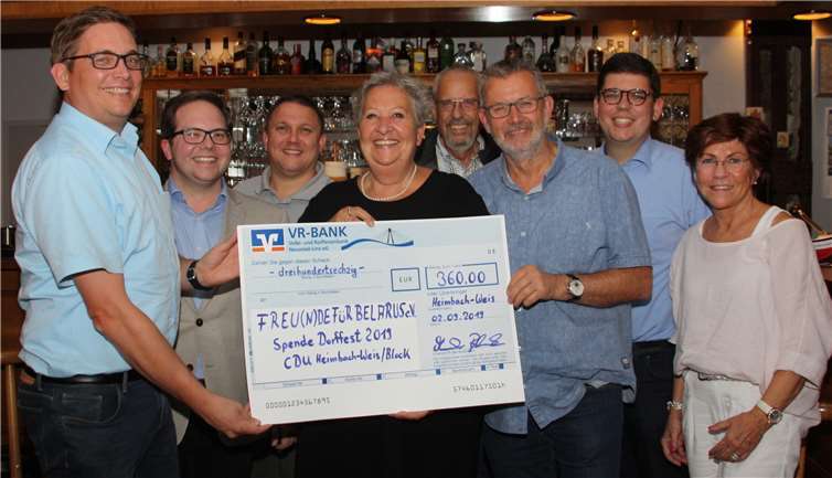 Die Einnahmen der Spendendose des Wein-Wahl-Standes wurden an den Verein Freu(n)de für Belarus e.V. übergeben. Foto: privat