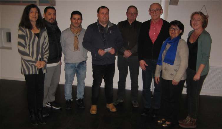 Die Einnahmen des Standes am Tag der Demokratie spendete der Migrationsbeirat an die Bürgerstiftung.privat