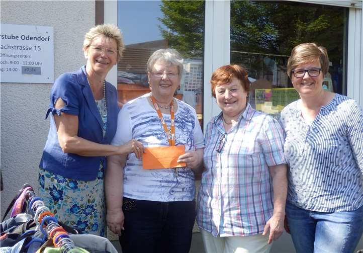 Die Einnahmen vom Kaffeenachmittag wurden von der Vorsitzenden der CDU-Frauenunion Swisttal, Martina Unger, an die Vorsitzende der Kleiderstube Odendorf, Brigitte Haselwanter, überreicht.privat