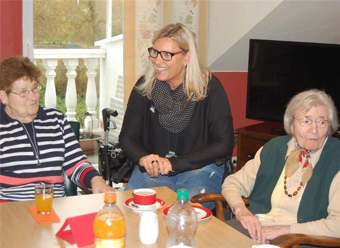 Die Einrichtungsleiterin Ellen Schäfer im persönlichen Gespräch mit zwei Bewohnerinnen.