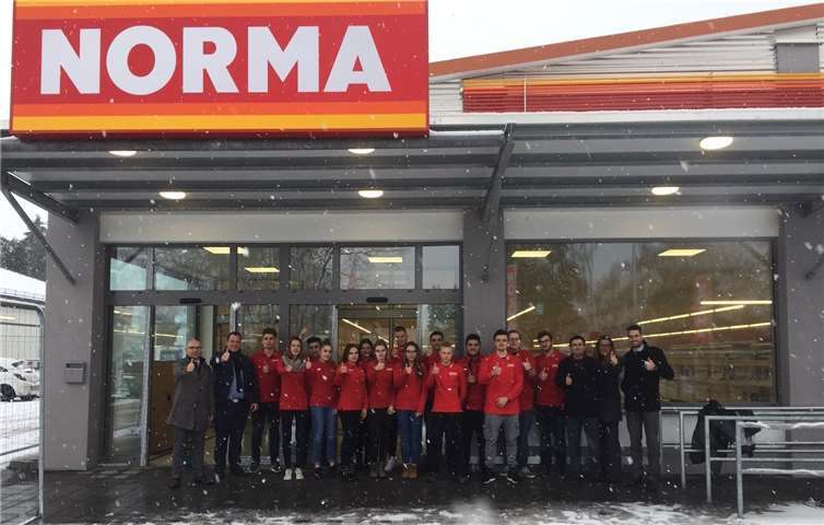 Die Einsatzbereitschaft und das gute Arbeitsklima unter den jungen Leuten waren lobenswert.Foto: NORMA