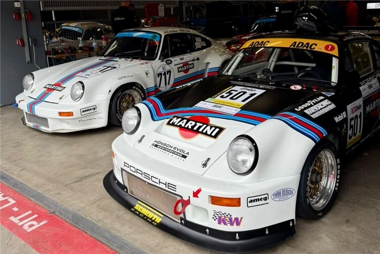 Die Einsatzfahrzeuge sind bereit. Die #717 für die Historic Championship‘81 und die #501 in der Youngtimer Troohy 