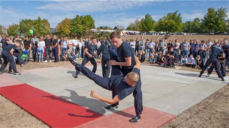 Die Einsatzgruppe der Bundespolizei demonstriertebeim Tag der offenen Tür ihre Nahkampffähigkeiten.