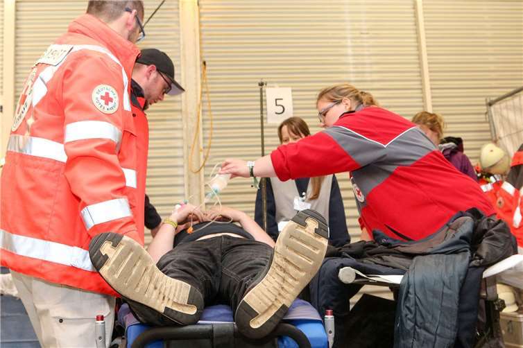 Die Einsatzkräfte der Sanitätsstationen und der DRK-Rettungsdienst am Nürburgring arbeiten Hand in Hand. Von den rund 3.700 Hilfeleistungen wurden etwa 700 zu weiteren Behandlungen überwiegend in das am Nürburgring liegende Krankenhaus nach Adenau transportiert. Fotos: Thorsten Trütgen
