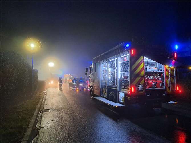 Die Einsatzkräfte der örtlich zuständigen Einheit Kurtscheid stellten vor Ort einen PKW auf dem Dach liegend fest . Foto: Verbandsgemeinde Rengsdorf-Waldbreitbach
