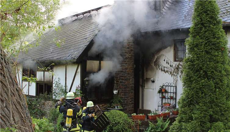 Die Einsatzkräfte fanden vor Ort einen Gebäudevollbrand eines Nebengebäudes, welcher bereits auf das Hauptgebäude übergegriffen war, vor. privat