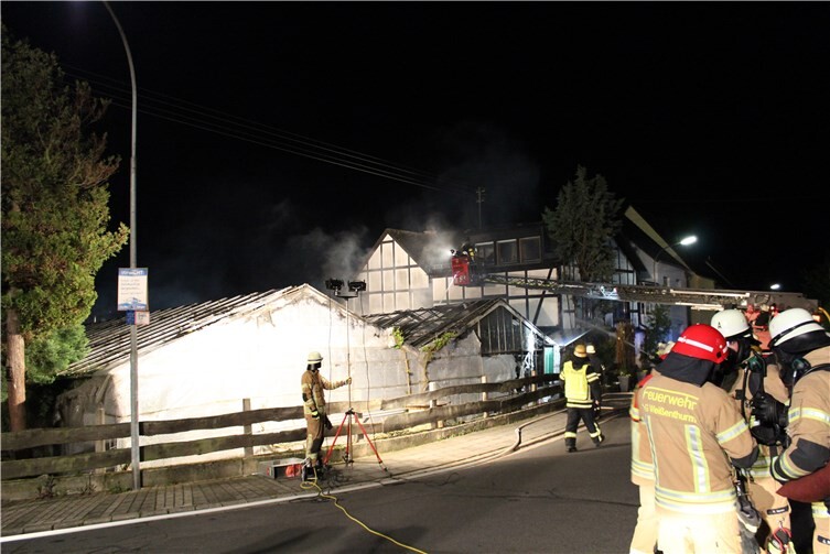 Die Einsatzkräfte konnten ein Übergreifen der Flammen auf das Wohnhaus verhindern. Foto: FFW Maifeld