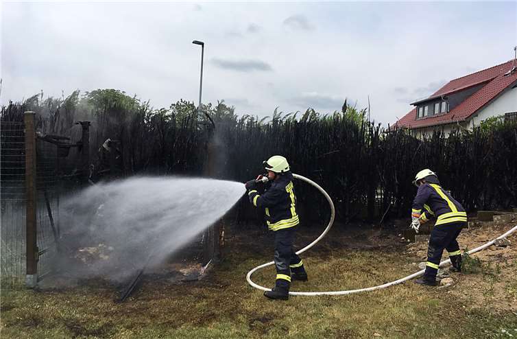 Die Einsatzkräfte konnten ein Übergreifen des Feuers auf das angrenzende Wohnhaus vermeiden. Feuerwehr VG Puderbach