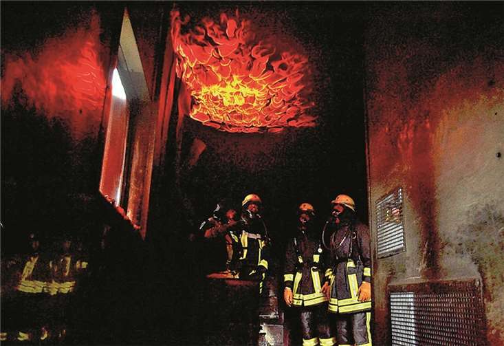 Die Einsatzkräfte lernen die Anzeichen für die Gefahr einer Rauchgasdurchzündung.