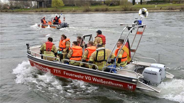 Die Einsatzkräfte mussten zunächst Feuerwehrpersonal und Sanitäter auf das beschädigte Schiff bringen. Fotos: Feuerwehr VG Weißenthurm / Detlef Schneider