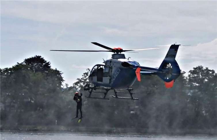 Die Einsatzkräfte werden unmittelbar bis an die zu rettende Person geflogen und springen dort direkt aus dem Hubschrauber in das Wasser, um die Person zu sichern. Quelle: Feuerwehr Koblenz