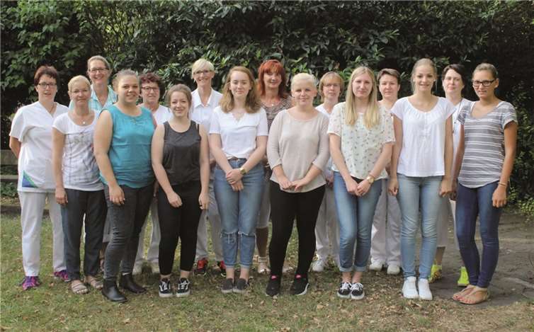 Die Einsatzleiterin Angelika Broda (Mitte), die Assistentin der Pflegedirektion, Nicole Hahn (2. v.l.), sowie die Stationsleitungen (im Hintergrund) begrüßten die neuen FSJ-ler im Marienhaus Klinikum. privat