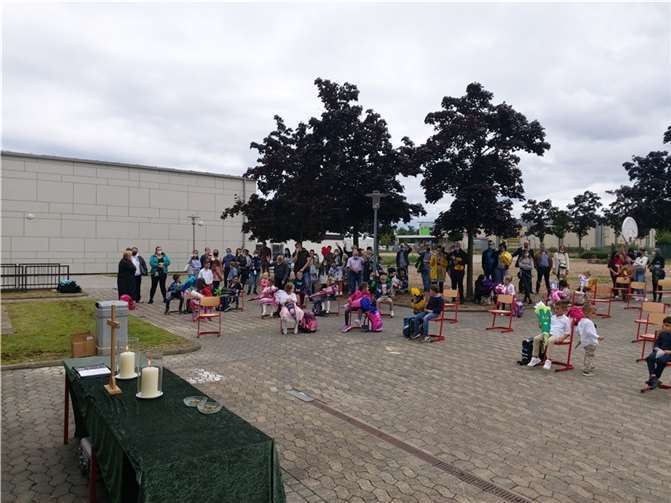 Die Einschulungsfeier fand auf dem Schulhof der Gemeinschaftsgrundschule Meckenheim-Merl statt. Foto: GGS Merl