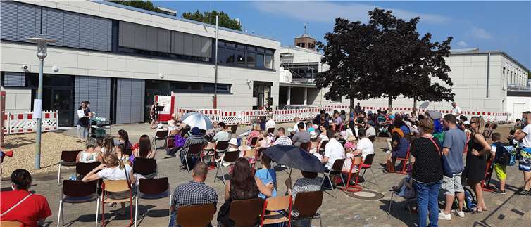 Die Einschulungsfeier fand unter freiem Himmel vor der frisch renovierten Schule statt. Foto: privat