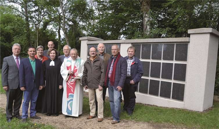 Die Einsegnung der Urnenwände erfolgte unter den Bäumen nahe der Friedhofskapelle. WEIGERT
